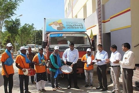 ಸರ್ಕಾರದ ಪಂಚ ಗ್ಯಾರಂಟಿ ಯೋಜನೆಗಳ ಕಲಾಜಾಥಾ ವಿಶೇಷ ಪ್ರಚಾರಾಂದೋಲನಕ್ಕೆ ಮಡಿಕೇರಿಯಲ್ಲಿ ಜಿಲ್ಲಾಧಿಕಾರಿ ಎಸ್.ಜೆ. ಸೋಮಶೇಖರ್ ಚಾಲನೆ ನೀಡಿದರು. ಚಿನ್ನಸ್ವಾಮಿ, ಈ. ರಾಜು, ಭೀಮರಾಯ, ಹೇಮಂತ್ ರಾಜ್ ಮತ್ತಿತರರು ಇದ್ದರು.