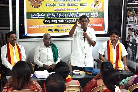 ಮಂಡ್ಯದಲ್ಲಿ ಆಯೋಜಿಸಿದ್ದ ಸಭೆಯಲ್ಲಿ ಗಾಂಧೀ ಸಹಜ ಬೇಸಾಯ ಆಶ್ರಮದ ಸಂಚಾಲಕ ಡಾ.ಎಸ್.ಮಂಜುನಾಥ್ ಮಾತನಾಡಿದರು.