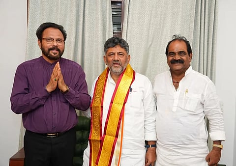 ಜಯಶ್ರೀಕೃಷ್ಣ ಪರಿಸರ ಪ್ರೇಮಿ ಸಮಿತಿಯ ಬೆಳ್ಳಿಹಬ್ಬ ಸಮಾರಂಭದಲ್ಲಿ ಪಾಲ್ಗೊಳ್ಳುವಂತೆ ಡಿ.ಕೆ. ಶಿವಕುಮಾರ್​ ಅವರಿಗೆ ತೋನ್ಸೆ ಜಯಕೃಷ್ಣ ಎ. ಶೆಟ್ಟಿ ಆಮಂತ್ರಣ ನೀಡಿದರು. ಕೆ.ಪಿ. ಜಗದೀಶ್​ ಅಧಿಕಾರಿ ಇದ್ದರು.