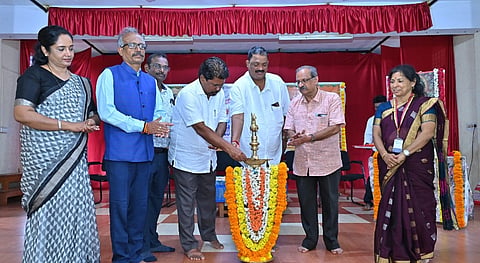 ಉಡುಪಿಯ ವಳಕಾಡು ಸರ್ಕಾರಿ ಸಂಯುಕ್ತ ಪ್ರೌಢಶಾಲೆಯಲ್ಲಿ ಆಯೋಜಿಸಿದ್ದ ಜಿಲ್ಲಾ ಮಟ್ಟದ ಶ್ರೀಕೃಷ್ಣ ಜಯಂತಿಯನ್ನು ಎಂ.ಎ. ಗಫೂರ್​ ಉದ್ಘಾಟಿಸಿದರು. ದಿನಕರ್​ ಹೇರೂರು, ಎಸ್​.ಎಸ್​. ಕಾದ್ರೋಳ್ಳಿ, ಪೂರ್ಣಿಮಾ, ಡಾ. ಶ್ರೀಕಾಂತ್​ ಸಿದ್ಧಾಪುರ, ಸುಬ್ರಹ್ಮಣ್ಯ ಶೆಟ್ಟಿ, ಕೆ.ಪೂರ್ಣಿಮಾ ಇದ್ದರು.