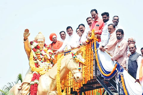 womens ಬಸವಣ್ಣನವರ ಮೂರ್ತಿಗೆ ಮಾಲಾರ್ಪಣೆ ಮಾಡಿದ  ಕೇಂದ್ರ ಸಚಿವ ಪ್ರಲ್ಹಾದ ಜೋಶಿ.
