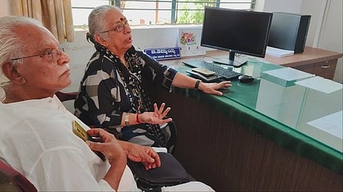  ಗುಬ್ಬಿ ತಾಲೂಕು ಭೂಮಾಪನಾ ಇಲಾಖೆಯಲ್ಲಿ ರಾಜ್ಯಸಭಾ ಮಾಜಿ ಸದಸ್ಯೆ ಬಿ.ಜಯಶ್ರೀ ಹಾಗೂ ರಂಗತಜ್ಞೆ ಆನಂದರಾಜ್​ ಕಾಯುತ್ತಿರುವುದು.