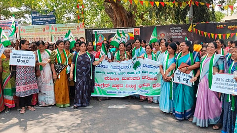 ಮಂಡ್ಯ ನಗರದ ಜಯಚಾಮರಾಜೇಂದ್ರ ಒಡೆಯರ್ ವೃತ್ತದಲ್ಲಿ ಜಿಲ್ಲಾ ಜೆಡಿಎಸ್ ಮಹಿಳಾ ಘಟಕದಿಂದ ಪ್ರತಿಭಟನೆ ನಡೆಸಲಾಯಿತು.
