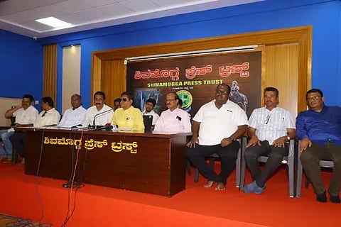 ಜೆಡಿಎಸ್ ರಾಜ್ಯ ಉಪಾಧ್ಯಕ್ಷ ಕೆ.ಬಿ.ಪ್ರಸನ್ನಕುಮಾರ್ ಮಾತನಾಡಿದರು. ನಗರ ಅಧ್ಯಕ್ಷ ದೀಪಕ್ ಸಿಂಗ್, ಪ್ರಮುಖರಾದ ಎಚ್.ಎಂ.ಸಂಗಯ್ಯ, ರಮೇಶ್ ನಾಯ್ಕ, ವೆಂಕಟೇಶ್, ರಘು, ದಯಾನಂದ್, ಸುನಿಲ್ ಗೌಡ, ಸಂಜಯ್ ಕಶ್ಯಪ್, ರಾಘವೇಂದ್ರ ಉಡುಪ, ಲೋಹಿತ್, ಚಂದ್ರಶೇಖರ್ ಸುದ್ದಿಗೋಷ್ಠಿಯಲ್ಲಿದ್ದರು.