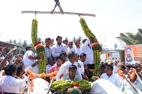   ಮಂಡ್ಯ ತಾಲೂಕು ಸಾತನೂರು ಗ್ರಾಮಕ್ಕೆ ಆಗಮಿಸಿದ ಜೆಡಿಎಸ್ ಯುವ ಘಟಕದ ರಾಜ್ಯಾಧ್ಯಕ್ಷ ನಿಖಿಲ್ ಕುಮಾರಸ್ವಾಮಿ ಅವರಿಗೆ ವಿಶೇಷ ಹಾರ ಹಾಕಿ ಸ್ವಾಗತಿಸಲಾಯಿತು.  