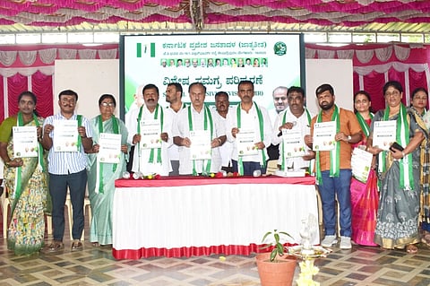 ಮಂಡ್ಯದಲ್ಲಿ ಆಯೋಜಿಸಿದ್ದ ಕಾರ್ಯಾಗಾರದಲ್ಲಿ ಮತದಾರರ ಪಟ್ಟಿಯ ವಿಶೇಷ ಸಮಗ್ರ ಪರಿಷ್ಕರಣೆ ಸಂಬಂಧ ಕರಪತ್ರ ಬಿಡುಗಡೆ ಮಾಡಲಾಯಿತು.