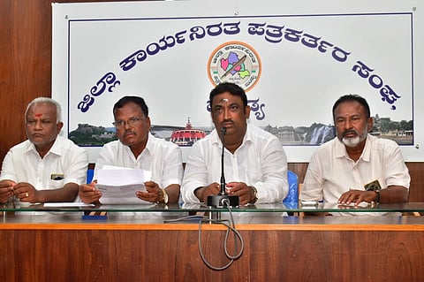 ಮಂಡ್ಯದಲ್ಲಿ ಆಯೋಜಿಸಿದ್ದ ಸುದ್ದಿಗೋಷ್ಠಿಯಲ್ಲಿ ನಗರಸಭೆ ಮಾಜಿ ಅಧ್ಯಕ್ಷ ಎಂ.ವಿ.ಪ್ರಕಾಶ್ ಮಾತನಾಡಿದರು.