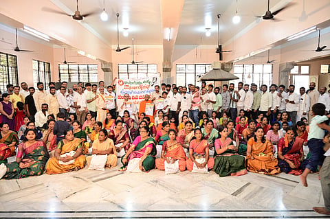 ಮಂಡ್ಯ ನಗರದ ಶಂಕರಮಠದಲ್ಲಿ ಜೀವಧಾರೆ ಟ್ರಸ್ಟ್‌ನ 25ನೇ ವರ್ಷದ ಬೆಳ್ಳಿ ಹಬ್ಬ ಆಚರಣೆ ಮಾಡಲಾಯಿತು.