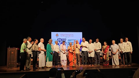 ಉಡುಪಿಯಲ್ಲಿ ಆಯೋಜಿಸಿದ್ದ ಜೀವನ ವಿದ್ಯಾ ಶಿಬಿರವನ್ನು ಸುಗುಣೇಂದ್ರ ಶ್ರೀ ಉದ್ಘಾಟಿಸಿದರು. ಡಾ. ಎಚ್​.ಎಸ್​. ಬಲ್ಲಾಳ್​, ಯಶ್​ಪಾಲ್​ ಸುವರ್ಣ, ಎಂ.ಗಂಗಾಧರ ರಾವ್​, ಎಸ್​. ವೆಂಕಟೇಶ್​, ನಂದಾ ವೆಂಕಟೇಶ್​, ಸಿ.ವಿ. ಸಂತೋಷ್​, ಭಾಸ್ಕರ್​ ಭಟ್​, ಸಿ.ಎಸ್​. ರಾವ್​, ಮುರಳಿ ಕಡೆಕಾರ್​, ಗುರುದತ್​ ಬಂಟ್ವಾಳಕರ್​ ಇದ್ದರು.