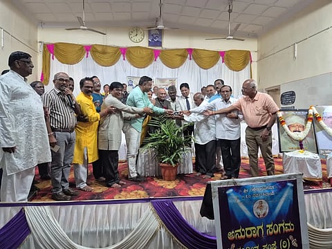 Award ಹುಬ್ಬಳ್ಳಿಯಲ್ಲಿ ಏರ್ಪಡಿಸಿದ್ದ ಜೀವಿ ಕಲಾಬಳಗದ ದಶಮಾನೋತ್ಸವ ಸಮಾರಂಭವನ್ನು ಡಾ. ಎಂ.ಜಿ. ಹಿರೇಮಠ ಉದ್ಘಾಟಿಸಿದರು. ಡಾ. ಜಿ.ಬಿ. ಕಲಕೋಟಿ, ಸದಾನಂದ ಡಂಗನವರ, ಇತರರಿದ್ದರು. 