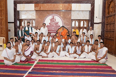 ಶ್ರೀ ಗೋಕರ್ಣ ಪರ್ತಗಾಳಿ ಜೀವೋತ್ತಮ ಕೇಂದ್ರ ಮಠದಲ್ಲಿ ಪರಮಪೂಜ್ಯ ಶ್ರೀಮದ್ ವಿದ್ಯಾಧೀಶತೀರ್ಥ ಶ್ರೀಪಾದ ವಡೇರ ಸ್ವಾಮೀಜಿಯವರ ದಿವ್ಯ ಸಾನ್ನಿಧ್ಯದಲ್ಲಿ ಹೊಸ ವೇದಾಧ್ಯಯನ ಕೇಂದ್ರ ‘ಜೀವೋತ್ತಮ ವಿದ್ಯಾಪೀಠಂ’ ( Jeevottam Vidyapeetham)ಉದ್ಘಾಟನೆಗೊಂಡಿತು. ಮೋಹನದಾಸ ಪೈ, ಆರ್.ಎಸ್. ಶಾನುಭಾಗ, ಶ್ರೀನಿವಾಸ ವಿ. ದೆಂಪೋ, ರಾಮಚಂದ್ರ ಆರ್. ಕಾಮತ್, ಅನಿಲ ಪೈ, ದಿನೇಶ ಪೈ, ಯೋಗೀಶ ಕಾಮತ ಮತ್ತಿತರ ಗಣ್ಯರು ಇದ್ದರು.