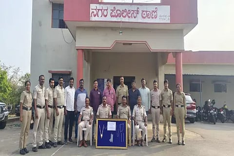 ಚಿನ್ನಾಭರಣ ಜಪ್ತಿ ಮಾಡಿದ ನಗರ ಠಾಣೆ ಪೊಲೀಸರು.