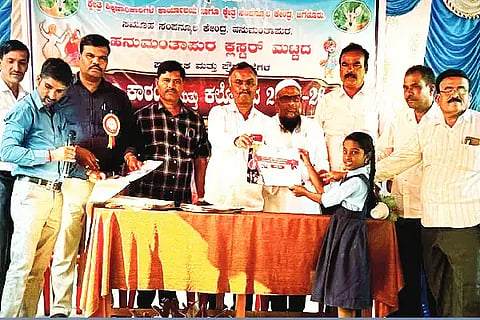 ಜಗಳೂರು ಗೊಲ್ಲರಹಟ್ಟಿ ಸರ್ಕಾರಿ ಹಿರಿಯ ಪ್ರಾಥಮಿಕ ಶಾಲೆಯಲ್ಲಿ ಗುರುವಾರ ಪ್ರತಿಭಾ ಕಾರಂಜಿ ಕಾರ್ಯಕ್ರಮದಲ್ಲಿ ವಿಜೇತ ಮಕ್ಕಳಿಗೆ ಬಿಇಒ ಹಾಲಮೂರ್ತಿ ಪ್ರಶಸ್ತಿ ವಿತರಣೆ ಮಾಡಿದರು. ಬಿಆರ್‌ಪಿ ಕೆ.ಎಸ್. ರವಿಕುಮಾರ್, ಎಸ್‌ಡಿಎಂಸಿ ಮಾಜಿ ಅಧ್ಯಕ್ಷ ಹೊನ್ನೂರ್ ಸಾಬ್, ಗ್ರಾಪಂ ಸದಸ್ಯೆ ಇಂದಿರಮ್ಮ, ಸಿಆರ್‌ಪಿ ಆರ್. ಲೋಕೇಶ್, ಇಸಿಒ ಬಸವರಾಜ್ ಇದ್ದರು.