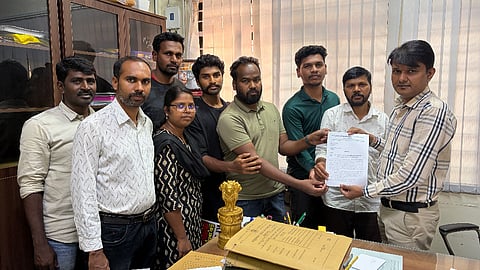 ಉದ್ಯೋಗಾಕಾಂಕ್ಷಿಗಳ ಹೋರಾಟ ಸಮಿತಿಯು ಜಿಲ್ಲಾಧಿಕಾರಿಗಳ ಮೂಲಕ ರಾಜ್ಯ ಸರ್ಕಾರಕ್ಕೆ ತನ್ನ ಹಕ್ಕೋತ್ತಾಯಗಳನ್ನು ಸಲ್ಲಿಸಿತು. ರಾಜ್ಯ ಸಹ ಸಂಚಾಲಕ ಕೃಷ್ಣ, ಜಿಲ್ಲಾ ಸಂಚಾಲಕಿ ಕಲಾವತಿ, ಉದ್ಯೋಗಾಕಾಂಕ್ಷಿಗಳಾದ ಸಿದ್ದೇಶ, ಪ್ರಜ್ವಲ್, ಮನೋಹರ್ ಮತ್ತಿತರರು ಉಪಸ್ಥಿತರಿದ್ದರು. 