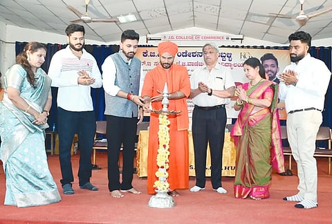 kgp job ಹುಬ್ಬಳ್ಳಿಯ ಜೆ.ಜಿ. ಕಾಮರ್ಸ್​ ಕಾಲೇಜಿನಲ್ಲಿ ಭಾನುವಾರ ಏರ್ಪಡಿಸಿದ್ದ ಉದ್ಯೋಗ ಮೇಳವನ್ನು ಕುಂದಗೋಳ ಕಲ್ಯಾಣಪುರಮಠದ ಶ್ರೀ ಬಸವಣ್ಣಜ್ಜನವರು ಉದ್ಘಾಟಿಸಿದರು. ಶ್ರೀಗಂಧ ಶೇಟ್​, ಇತರರು ಇದ್ದರು.