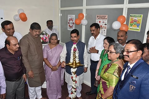 ಕೇಂದ್ರ ಸರ್ಕಾರದ ಆರೋಗ್ಯ ಯೋಜನೆಯಡಿ (ಸಿಜಿಎಚ್​ಎಸ್) ಹುಬ್ಬಳ್ಳಿಯ ಚಿಟಗುಪ್ಪಿ ಆಸ್ಪತ್ರೆಯಲ್ಲಿ ಸ್ವಾಸ್ಥ್ಯ ಕೇಂದ್ರದ ವಿಸ್ತರಣಾ ಘಟಕವನ್ನು (unit)ಕೇಂದ್ರ ಸಚಿವ ಪ್ರಲ್ಹಾದ ಜೋಶಿ ಉದ್ಘಾಟಿಸಿದರು. 