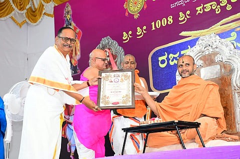ಕಲಬುರಗಿ ಎನ್​ವಿ ಸಂಸ್ಥೆಯ ಸತ್ಯಪ್ರಮೋದತೀರ್ಥ ಸಭಾಂಗಣದಲ್ಲಿ ಹರಿದಾಸ ಸಾಹಿತ್ಯಪ್ರಚಾರ ವಾಹಿನಿಯ ರಜತ ಮಹೊತ್ಸವ ನಿಮಿತ್ತ ಭಾನುವಾರ ಆಯೋಜಿಸಿದ್ದ ಸಮಾರಂಭದಲ್ಲಿ ಶ್ರೀ ಸತ್ಯಾತ್ಮತಿರ್ಥ ಶ್ರೀಗಳು ಹಿರಿಯ ಪತ್ರಕರ್ತ ಪ್ರಭಾಕರ ಜೋಶಿಯವರಿಗೆ ಜಗನ್ನಾಥ ವಿಠ್ಠಲ ಪ್ರಶಸ್ತಿ ನೀಡಿ ಆಶೀರ್ವದಿಸಿದರು. ಪಂ.ಗೋಪಾಲಾಚಾರ್ಯ ಅಕಮಂಚಿ ಇತರರಿದ್ದರು.