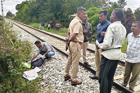 ಅಪಘಾತ ಸ್ಥಳ ವೀಕ್ಷಿಸುತ್ತಿರುವ ಪೊಲೀಸರು ಮತ್ತು ಸಾರ್ವಜನಿಕರು. 