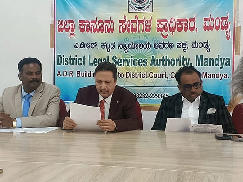 ಮಂಡ್ಯದಲ್ಲಿ ಆಯೋಜಿಸಿದ್ದ ಸುದ್ದಿಗೋಷ್ಠಿಯಲ್ಲಿ ಜಿಲ್ಲಾ ಕಾನೂನು ಸೇವೆಗಳ ಪ್ರಾಧಿಕಾರದ ಅಧ್ಯಕ್ಷ ಜೆ.ಎನ್.ಸುಬ್ರಮಣ್ಯ ಮಾತನಾಡಿದರು.