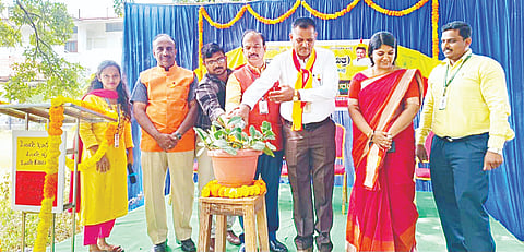 ಕೆ.ಎಂ.ದೊಡ್ಡಿ ಭಾರತೀ ಕಾಲೇಜಿನಲ್ಲಿ ಆಯೋಜಿಸಿದ್ದ ಕನ್ನಡ ರಾಜ್ಯೋತ್ಸವ ಸಮಾರಂಭದಲ್ಲಿ ಉಪನ್ಯಾಸಕ ಶಿವಲಿಂಗೇಗೌಡ, ಡಾ.ಎಂ.ಎಸ್.ಮಹದೇವಸ್ವಾಮಿ, ಅರ್ಚನಾ, ಬಿ.ಕೆ.ಕೃಷ್ಣ, ಡಾ.ಎಂ.ಪಿ.ತೇಜೇಶ್ ಕುಮಾರ್ ಇದ್ದರು.