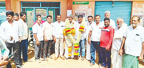  ಕೆ.ಶೆಟ್ಟಹಳ್ಳಿ ಪ್ರಾಥಮಿಕ ಕೃಷಿ ಪತ್ತಿನ ಸಹಕಾರ ಸಂಘದ ಅಧ್ಯಕ್ಷರಾಗಿ ಎಸ್.ಮರಿಸ್ವಾಮಿಗೌಡ ಅವಿರೋಧ ಆಯ್ಕೆಯಾದರು. ಹನುಮಂತೇಗೌಡ, ಸುರೇಂದ್ರ, ಟಿ.ಪದ್ಮಮ್ಮ, ನಾಗೇಶ್, ಶಿವಲಿಂಗ, ಪುಟ್ಟಸ್ವಾಮಿ, ಶೆಟ್ಟಹಳ್ಳಿ ರಘು ಇದ್ದರು.