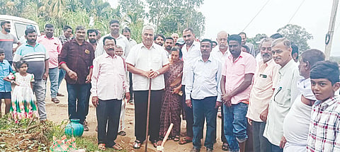 ದೊಡ್ಡಹನ್ನೂರು ಗ್ರಾಮದಲ್ಲಿ ರಸ್ತೆ ಕಾಮಗಾರಿಗೆ ಚಾಲನೆ ನೀಡಿದ ಕೆ ವೆಂಕಟೇಶ್, ಈಶ್ವರೆಗೌಡ, ರೆಹಮದ್ ಜಾನ್ ಬಾಬು, ದೀರ್ಘಶಿ ಶಿವಣ್ಣ, ಬಸವರಾಜ್, ಹೊಲದಪ್ಪ, ಇದ್ದರು