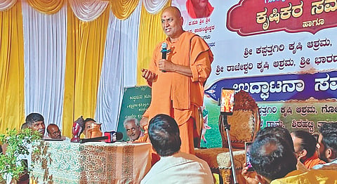 ಶಿರಹಟ್ಟಿ ತಾಲೂಕಿನ ಕಡಕೋಳ ಗ್ರಾಮದಲ್ಲಿ ಶುಕ್ರವಾರ ಆಯೋಜಿಸಿದ್ದ ಕೃಷಿಕರ ಸಮ್ಮೇಳನದಲ್ಲಿ ಕನ್ಹೇರಿ ಮಠದ ಶ್ರೀಅದೃಶ್ಯ ಕಾಡಸಿದ್ಧೇಶ್ವರ ಶ್ರೀಗಳು ಮಾತನಾಡಿದರು. ಶ್ರೀನಂದಿವೇರಿ ಶಿವಕುಮಾರ ಸ್ವಾಮೀಜಿ, ರುದ್ರಣ್ಣ ಗುಳಗುಳಿ, ತಿಪ್ಪಣ್ಣ ಕೊಂಚಿಗೇರಿ ಇತರರಿದ್ದರು.