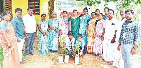ನಂಜನಗೂಡು ತಾಲೂಕು ಮೂಡಹಳ್ಳಿ ಸರ್ಕಾರಿ ಹಿರಿಯ ಪ್ರಾಥಮಿಕ ಶಾಲೆಯಲ್ಲಿ ಶ್ರೀ ಕ್ಷೇತ್ರ ಧರ್ಮಸ್ಥಳ ಗ್ರಾಮಭಿವೃದ್ಧಿ ಯೋಜನೆಯಿಂದ ಆಯೋಜಿಸಿದ್ದ ಪರಿಸರ ಜಾಗೃತಿ ಮತ್ತು ಸಸಿ ನೆಡುವ ಕಾರ್ಯಕ್ರಮದಲ್ಲಿ ವಲಯ ಮೇಲ್ವಿಚಾರಕ ಕೀರ್ತಿಕುಮಾರ್, ಶಾಲಾ ಮುಖ್ಯಶಿಕ್ಷಕಿ ಗಿರಿಜಾ, ಮುಖಂಡ ಲಿಂಗರಾಜು ಇತರರು ಇದ್ದರು.