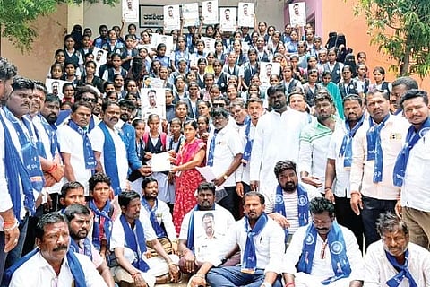 ಕನಕಗಿರಿಯಲ್ಲಿ ಶಿರಸ್ತೇದಾರ್ ಅನಿತಾ ಇಂಡಿಗೆ ದಲಿತ ಹಾಗೂ ಪ್ರಗತಿಪರ ಸಂಘಟನೆಗಳಿಂದ ಮನವಿ ಸಲ್ಲಿಸ ಲಾಯಿತು. ಪ್ರಮುಖ ರಾದ ಲಿಂಗಪ್ಪ ಪೂಜಾರಿ, ಶಿವಕುಮಾರ ಈಚನಾಳ, ಯಲ್ಲಪ್ಪ ಕಟ್ಟಿಮನಿ, ನಾಗೇಶ್ ಬಡಿಗೇರ ಇತರರಿದ್ದರು.