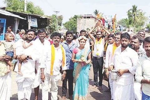 ಕನಕಗಿರಿ ತಾಲೂಕಿನ ಚಿಕ್ಕ ಡಂಕನಕಲ್ ಗ್ರಾಮದಲ್ಲಿ ಭಗೀರಥ ಮಹರ್ಷಿ ಭಾವಚಿತ್ರ ಮೆರವಣಿಗೆ ಮಾಡಲಾಯಿತು. ಪ್ರಮುಖರಾದ ನಿಂಗಪ್ಪ ಕಟ್ಟಿಮನಿ, ಅಮರೇಶಪ್ಪ ಗೌಡ್ರು, ಕೆರೆಯಪ್ಪ ಜಿನ್ನೂರು, ಹುಚ್ಚಪ್ಪ ಸಿಂಗನಾಳ, ನಿಂಗಪ್ಪ ಬೆಣಕಲ್, ವಿರುಪಣ್ಣ ಸಿಂಗನಾಳ, ಯಮನೂರಪ್ಪ ಮೇಸ್ತ್ರಿ, ಕೆರೆಯಪ್ಪ ಬುರುಡಿ ಇತರರಿದ್ದರು.