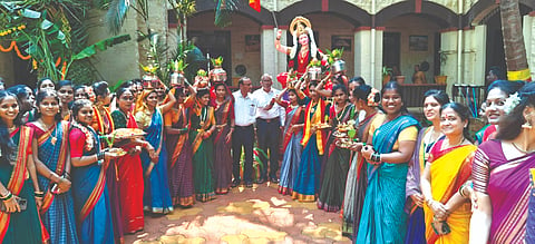 ಬೆಳಗಾವಿ ಸಿಟಿಇಯಲ್ಲಿ ಆಯೋಜಿಸಿದ್ದ ಕನ್ನಡ ಹಬ್ಬ ಕಾರ್ಯಕ್ರಮದಲ್ಲಿ ಭುವನೇಶ್ವರಿ ದೇವಿಗೆ ಪೂಜೆ ಸಲ್ಲಿಸಲಾಯಿತು. ಎನ್.ಶ್ರೀಕಂಠ, ಪಾರಿ ಬಸವರಾಜ, ನಾಗರಾಜ ಕಾಳೆ, ಬಸವರಾಜ ಮಾಯಾಚಾರಿ ಇದ್ದರು.