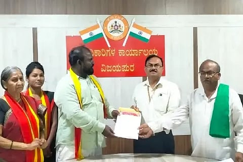 ವಿಜಯಪುರ ಜಿಲ್ಲಾಡಳಿತಕ್ಕೆ ಕರ್ನಾಟಕ ರಾಜ್ಯ ಕನ್ನಡಿಗರ ವೇದಿಕೆಯ ಪದಾಧಿಕಾರಿಗಳು ಮನವಿ ಸಲ್ಲಿಸಿದರು. ಅಧ್ಯಕ್ಷ ಲಕ್ಷ್ಮಣ ಕಂಬಾಗಿ, ಭೋಗೇಶ ಸೋಲಾಪೂರ, ಮಲ್ಲಿಕಾರ್ಜುನ ಬಟಗಿ ಇತರರಿದ್ದಾರೆ.