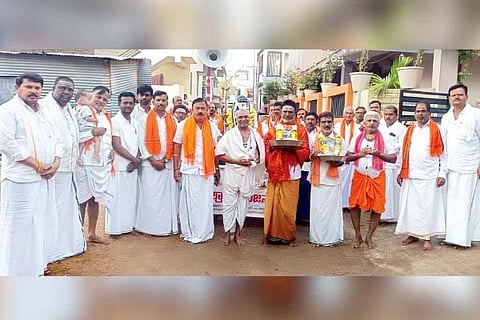 ಕಾರಟಗಿಯ ಜೆ.ಪಿ.ನಗರದಲ್ಲಿ ಭಜನೆ ಕಾರ್ಯಕ್ರಮ ನಡೆಯಿತು. ಈ ವೇಳೆ ಉದ್ಯಮಿ ಕೆ.ನಾಗಪ್ಪ, ಪುರಸಭೆ ಸದಸ್ಯರಾದ ಸೋಮಶೇಖರ ಬೇರ‌್ಗಿ ಮತ್ತು ಬಸವರಾಜ ಕೊಪ್ಪದ, ಅರ್ಚಕ ಶರಣಯ್ಯಸ್ವಾಮಿ, ರುದ್ರಮುನಿ ಸ್ವಾಮಿ, ಮಂಜುನಾಥ ಇತರರಿದ್ದರು.