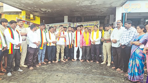 ಲಕ್ಷ್ಮೇಶ್ವರ ಪುರಸಭೆ ವಾಣಿಜ್ಯ ಮಳಿಗೆಗಳ ಅವ್ಯವಹಾರ ಖಂಡಿಸಿ ವಿವಿಧ ಸಂಘಟನೆಗಳವರು ಮಂಗಳವಾರ ಪ್ರತಿಭಟನೆ ನಡೆಸಿದರು. ಶರಣು ಗೋಡಿ, ಬಸವರಾಜ ಹಿರೇಮನಿ, ಇಸ್ಮಾಯಿಲ್ ಆಡೂರ, ನಾಗೇಶ ಅಮರಾಪುರ, ಸುರೇಶ ಹಟ್ಟಿ, ಮಂಜುನಾಥ ಮುಳಗುಂದ ಇತರರಿದ್ದರು.