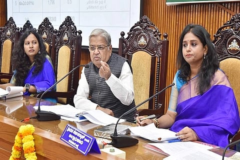 ತುಮಕೂರು ಜಿಪಂ ಸಭಾಂಗಣದಲ್ಲಿ ಶಿರಾ, ಪಾವಗಡ ತಾಲೂಕಿಗೆ ಸಂಬಂಧಿಸಿದಂತೆ ದಿಶಾ ಸಮಿತಿ ಸಭೆಯನ್ನು ಗೋವಿಂದ ಎಂ.ಕಾರಜೋಳ ನಡೆಸಿದರು.