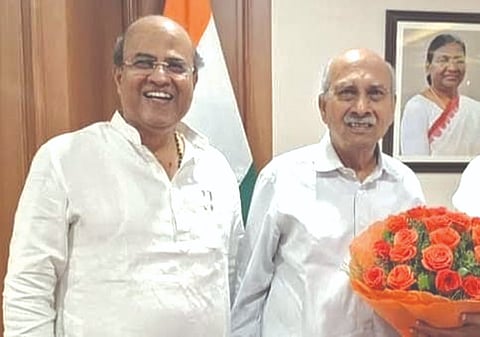 ಡಾ.ಪ್ರಭಾಕರ ಕೋರೆಯವರೊಂದಿಗೆ ಮಹಾಂತೇಶ ಕವಟಗಿಮಠ.