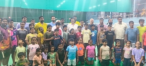 ಕಿರಿಯರ ಕರ್ನಾಟಕ ರಾಜ್ಯ Ranking​ ಬ್ಯಾಡ್ಮಿಂಟನ್​ ಟೂರ್ನಿ ಆತಿಥ್ಯವಹಿಸುತ್ತಿರುವ ಹಿನ್ನೆಲೆ ತುಮಕೂರು ಬ್ಯಾಡ್ಮಿಂಟನ್​ ಅಕಾಡೆಮಿಗೆ ಕೆಬಿಎ ಅಧ್ಯಕ್ಷ ಕುಮಾರ್​ ಬಂಗಾರಪ್ಪ ಭೇಟಿ ನೀಡಿ ಪರಿಶೀಲಿಸಿದರು. ಮುರಳಿ, ಹರೀಶ್​, ಪಿ.ಪ್ರವಿಣ್​, ಎನ್​.ವಿ.ಸ್ವಾಮಿ, ಟಿ.ಆರ್​.ಮನೋಜ್​ ಮತ್ತಿತರರು ಇದ್ದರು. 