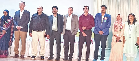 ಕಲಬುರಗಿ ಖಾಜಾ ಬಂದಾನವಾಜ್​ ವಿಶ್ವವಿದ್ಯಾಲಯದಲ್ಲಿ ಇತ್ತೀಚೆಗೆ ನಡೆದ ರಾಷ್ಟ್ರೀಯ ಸಮ್ಮೇಳನದಲ್ಲಿ ಡಾ.ಸದಾನಂದ ಪೆರ್ಲ, ಪ್ರೊ.ಅಲಿ ರಜಾ ಮೂಸ್ವಿ, ಮೀರ್​ ವಿಲಾಯತ್​ ಅಲಿ, ಎಂ.ಎ.ಬಸೀರ್​, ಡಾ.ಶೇಖ್​ ಫಹೆಮೀದಾ, ಡಾ.ಹೀನಾ ಮುಬೀನ್​, ಡಾ.ಸಾದತ್​ ಅಲಿ ಎಸ್​. ಇತರರಿದ್ದರು. 