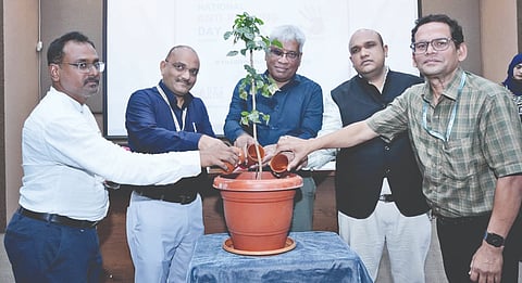 ಕಲಬುರಗಿಯ ಕೆಬಿಎನ್​ ವಿವಿಯಲ್ಲಿ ಹಮ್ಮಿಕೊಂಡಿದ್ದ ಆ್ಯಂಟಿ ರ‍್ಯಾಗಿಂಗ್​ ವೀಕ್​ ಕಾರ್ಯಕ್ರಮವನ್ನು ಸಮ ಉಪಕುಲಪತಿ ಪ್ರೊ.ಅಸ್ಫಾಕ್​ ಅಹ್ಮದ್​ ಸಸಿಗೆ ನೀರುಣಿಸುವ ಮೂಲಕ ಉದ್ಘಾಟಿಸಿದರು. ಮೀರ್​ ವಿಲಾಯತ್​, ಡಾ.ಅಬ್ದುಲ್​ ಬಶೀರ್​, ಡಾ.ಗುರುಪ್ರಸಾದ, ಡಾ.ಅನೂಪ್​ ದೇಸಾಯಿ ಇದ್ದರು.