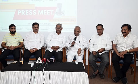 kcci award ಸಂಸ್ಥಾಪಕರ ದಿನಾಚರಣೆ ಸಮಿತಿ ಚೇರ್ಮನ್​ ಶಂಕರಣ್ಣ ಮುನವಳ್ಳಿ ಮಾತನಾಡಿದರು. ಜಿ.ಕೆ. ಆದಪ್ಪಗೌಡರ, ಎಸ್​.ಜಿ. ಕಮ್ಮಾರ, ವೀರಣ್ಣ ಕಲ್ಲೂರ, ಉದಯ ರೇವಣಕರ, ಪ್ರಕಾಶ ಶೃಂಗೇರಿ ಇದ್ದರು.