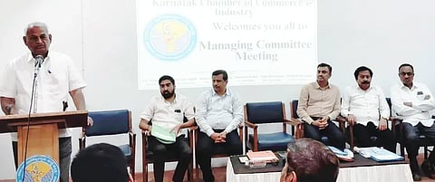 kcci meeting ಹುಬ್ಬಳ್ಳಿಯ ಕೆಸಿಸಿಐ ನಲ್ಲಿ ಏರ್ಪಡಿಸಿದ್ದ ಸಭೆಯಲ್ಲಿ ಅಧ್ಯಕ್ಷ ಜಿ.ಕೆ. ಆದಪ್ಪಗೌಡರ ಮಾತನಾಡಿದರು. ಉದಯ ರೇವಣಕರ, ಪ್ರವಿಣ ಅಗಡಿ, ಎಸ್​.ಜಿ. ಕಮ್ಮಾರ, ಪ್ರಕಾಶ ಶೃಂಗೇರಿ ಇತರರು ಇದ್ದರು.