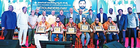 kcci program ಹುಬ್ಬಳ್ಳಿಯ ಕರ್ನಾಟಕ ವಾಣಿಜ್ಯೋದ್ಯಮ ಸಂಸ್ಥೆಯಲ್ಲಿ ಶನಿವಾರ ಏರ್ಪಡಿಸಿದ್ದ 98ನೇ ಸಂಸ್ಥಾಪಕರ ದಿನಾಚರಣೆ ಸಮಾರಂಭದಲ್ಲಿ ಗೋವಿಂದ ಜೋಶಿ, ರಾಜಶೇಖರ ಮಾಗನೂರ, ಎಂ.ಬಿ. ಹಂಗರಗಿ, ಶಾಂತಿಲಾಲ ಓಸ್ತವಾಲ, ಕಾಂತಿಲಾಲ ಪುರೋಹಿತ, ಸುಮಂತ ಸಿಂಧೂರ ಅವರಿಗೆ ವಾಣಿಜ್ಯ ರತ್ನ ಪ್ರಶಸ್ತಿ ನೀಡಿ ಗೌರವಿಸಲಾಯಿತು. ಶಾಸಕ ಮಹೇಶ ಟೆಂಗಿನಕಾಯಿ, ರವೀಂದ್ರನಾಥ ಗುಮಾಸ್ತೆ, ಜಿ.ಕೆ. ಆದಪ್ಪಗೌಡರ, ಶಂಕರಣ್ಣ ಮುನವಳ್ಳಿ ಇತರರು ಇದ್ದರು.