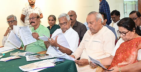 ಕನ್ನಡ ಮೊದಲು ಬಳಗವು ಕನ್ನಡ ಭವನದಲ್ಲಿ ಮಂಗಳವಾರ ಆಯೋಜಿಸಿದ್ದ ಸಭೆ