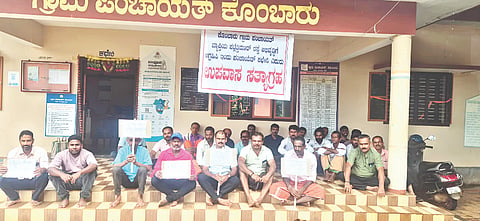 ಕೊಂಬಾರು ಗ್ರಾ.ಪಂ ಕಚೇರಿ ಎದುರು ಉಪವಾಸ ಸತ್ಯಾಗ್ರಹ ನಡೆಯಿತು. ಆನಂದ ಮಿತ್ತಬೈಲ್, ಶಶಿಧರ್ ಬೊಟ್ಟಡ್ಕ, ಪವನ್ ಚೀಮ್ಲಗುರಿ, ಲೋಕೇಶ್ ಸರಪ್ಪಾಡಿ ಮತ್ತಿತರರು ಇದ್ದರು.  
