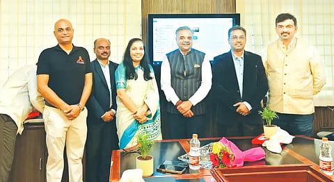 kdem visit ಹುಬ್ಬಳ್ಳಿಯ ಐಬಿಎಂಆರ್​ ಸಂಸ್ಥೆಗೆ ಭೇಟಿ ನೀಡಿದ ಕೆಡಿಇಎಂ ಸಿಇಒ ಸಂಜಯ್​ ಗುಪ್ತ, ವೈಸ್​ ಪ್ರೆಸಿಡೆಂಟ್​ ಚೇತನ್​ ದೀತ್​ ಅವರನ್ನು ಸಂಸ್ಥೆ ಅಧ್ಯಕ್ಷ ವಿನಯಚಂದ್ರ ಮಹೇಂದ್ರಕರ್​, ಟ್ರಸ್ಟಿ ಸುಮಾ ಮಹೇಂದ್ರಕರ್​ ಸ್ವಾಗತಿಸಿದರು.