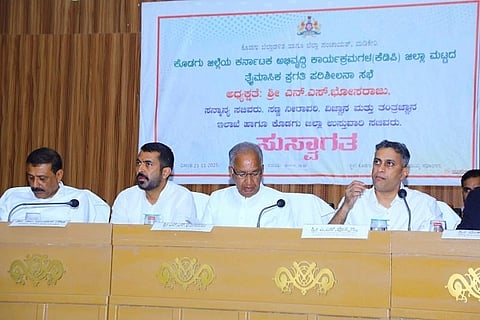 ಜಿಲ್ಲಾ ಉಸ್ತುವಾರಿ ಸಚಿವ ಎನ್.ಎಸ್. ಬೋಸರಾಜು ಅಧ್ಯಕ್ಷತೆಯಲ್ಲಿ ಜಿಲ್ಲಾ ಪಂಚಾಯಿತಿ ಸಂಭಾAಗಣದಲ್ಲಿ ಕೆಡಿಪಿ ತ್ರೆöÊಮಾಸಿಕ ಪ್ರಗತಿ ಪರಿಶೀಲನಾ ಸಭೆ ನಡೆಯಿತು. ಧರ್ಮಜ ಉತ್ತಪ್ಪ, ಡಾ. ಮಂತರ್ ಗೌಡ, ಎ.ಎಸ್. ಪೊನ್ನಣ್ಣ ಇದ್ದರು.