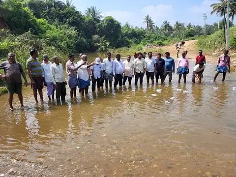 ಪಿಳ್ಳೇನಹಳ್ಳಿಯಲ್ಲಿ ಗ್ರಾಮಸ್ಥರು ಬಸವನ ಹಳ್ಳಕ್ಕೆ ಕಾಗದದ ದೋಣಿ ಬಿಟ್ಟು  ಪ್ರತಿಭಟನೆ ನಡೆಸಿದರು. ವಿಜಯಕುಮಾರ್, ಜಯಕುಮಾರ್, ರವೀಶ್, ಮಲ್ಲೇಶ್, ರವಿಕುಮಾರ್, ನವೀನ ಇತರರಿದ್ದರು.