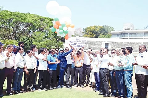 escom sports ಹುಬ್ಬಳ್ಳಿಯಲ್ಲಿ ಬುಧವಾರ ಹೆಸ್ಕಾಂ ಆಶ್ರಯದಲ್ಲಿ ಏರ್ಪಡಿಸಿದ್ದ ಅಂತರ್​ ಕಂಪನಿಗಳ ಕ್ರೀಡಾಕೂಟವನ್ನು ಕ್ರೀಡಾ ಸಮಿತಿ ಅಧ್ಯಕ್ಷ ದೀಪಕ ಕಾಮತ್​ ಉದ್ಘಾಟಿಸಿದರು. ಮೈಕಲ್​ ವಾಷಿಂಗ್ಟನ್​, ರಾಜೇಶ ಕಲ್ಯಾಣಶೆಟ್ಟರ್​, ಪಿ. ಗವಿಕುಮಾರ, ಎಸ್​. ಕುಮಾರ, ವಿ.ಎಲ್​. ಗುಂಜಿಕರ, ಮಂಜುನಾಥ ದೊಡ್ಡಮನಿ ಇತರರು ಇದ್ದರು.