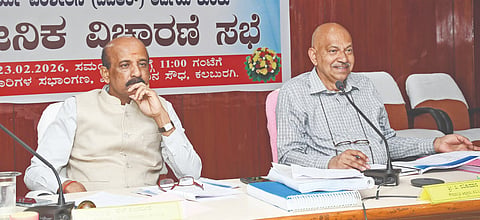 ಕಲಬುರಗಿ ಡಿಸಿ ಕಚೇರಿಯಲ್ಲಿ ಸೋಮವಾರ ನಡೆದ ಜೆಸ್ಕಾಂ ವಾರ್ಷಿಕ ಕಾರ್ಯನಿರ್ವಹಣೆ ಪರಿಶೀಲನೆ ಸಭೆಯಲ್ಲಿ ಕೆಇಆರ್‌ಸಿ ಅಧ್ಯಕ್ಷ ರವಿಕುಮಾರ ಇತರರಿದ್ದರು.