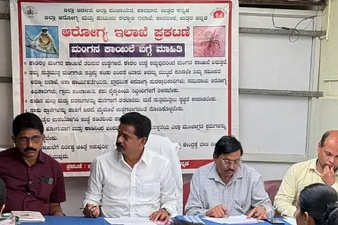 ಸಿದ್ದಾಪುರ ತಾಲೂಕಿನ ಹೇರೂರಿನ ಪ್ರಾಥಮಿಕ ಆರೋಗ್ಯ ಕೇಂದ್ರದಲ್ಲಿ ನಡೆದ ಕೆಎಫ್‌ಡಿ (KFD) ಮುನ್ನೆಚ್ಚರಿಕೆ ಸಭೆಯಲ್ಲಿ ಶಾಸಕ ಭೀಮಣ್ಣ ನಾಯ್ಕ ಮಾತನಾಡಿದರು. ಎಂ.ಆರ್. ಕುಲಕರ್ಣಿ, ದೇವರಾಜ ಹಿತ್ತಲಕೊಪ್ಪ, ಡ.ಸತೀಶ ಶೆಟ್ಟಿ, ಡಾ.ಲಕ್ಷ್ಮೀಕಾಂತ ನಾಯ್ಕ ಇತರರಿದ್ದರು. 